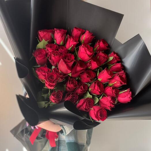 25 красных роз в черном оформление