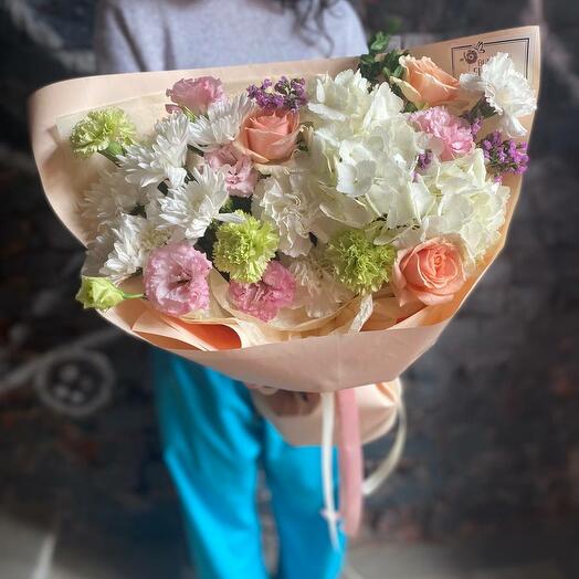 Ramo de hortensias, eustomas, rosas, Dianthus y statica en un elegante paquete "Balinesia"