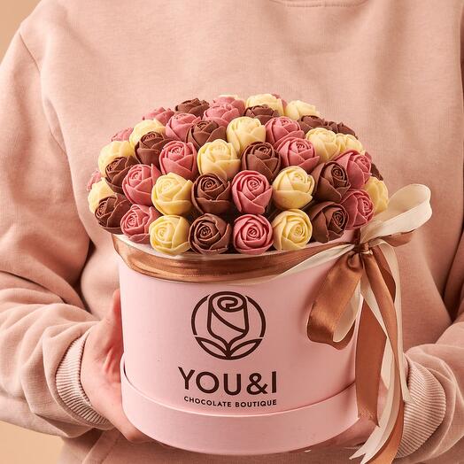55 шоколадных кустовых роз в коробке You and i