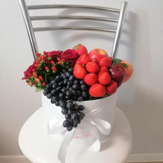 Bouquet of fruits and flowers of roses in a box FFF456 KupiTrendy