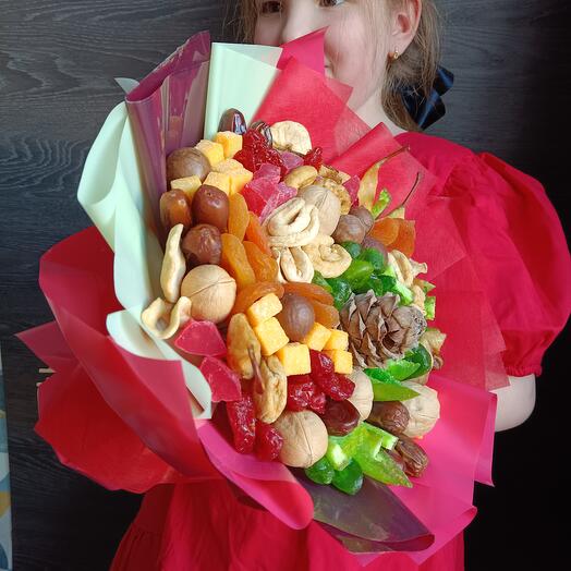 Букет из сухофруктов с кедровой шишкой