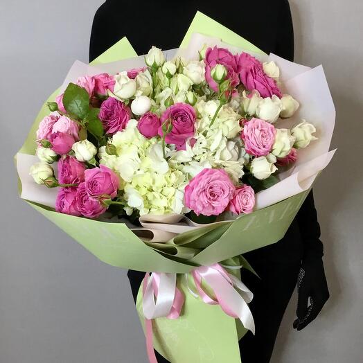 Ramo de rosas arbustivas en forma de peonía y hortensias "postre Rosa"