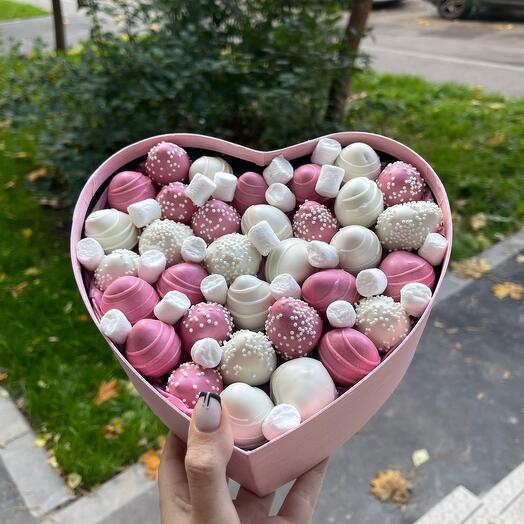 Сердечко с клубникой в шоколаде