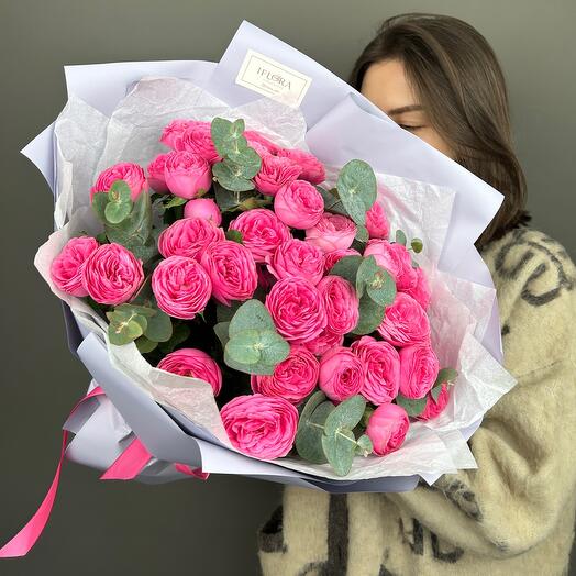 Кустовая роза Жизель с эвкалиптом