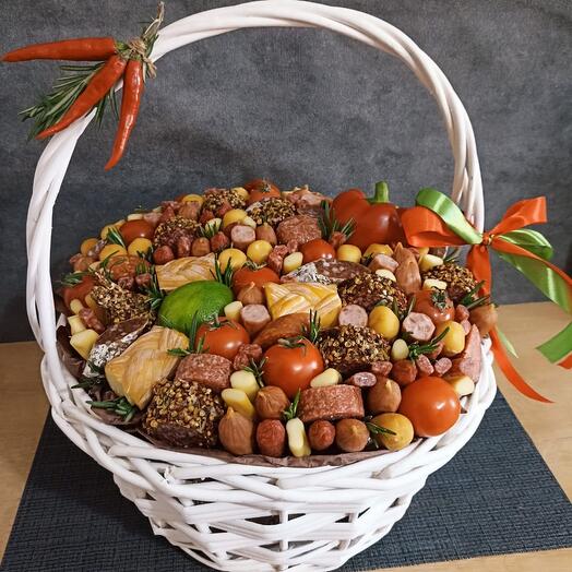 Большая корзина с закусками