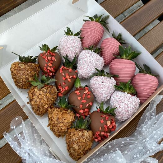 Strawberries in Belgian chocolate in milk and strawberry chocolate