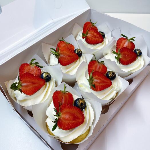 Cupcakes de vainilla con relleno de bayas
