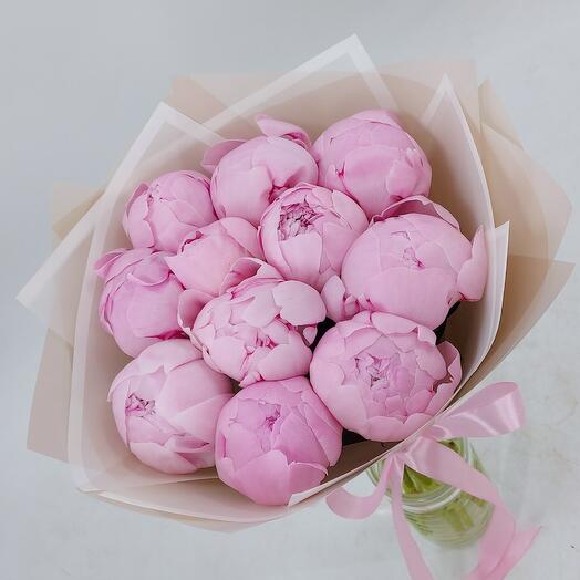 11 розовых пионов