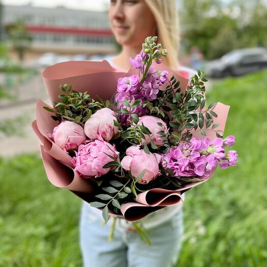 Букет из свежих пионов и ароматной маттиолой