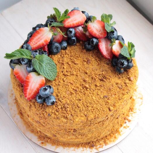 Медовик с ягодами