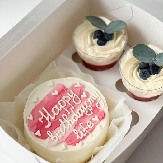 Set of bento cake and 2 cupcakes