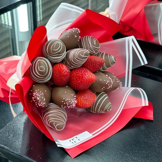 Букет S из клубники в шоколаде со свежей