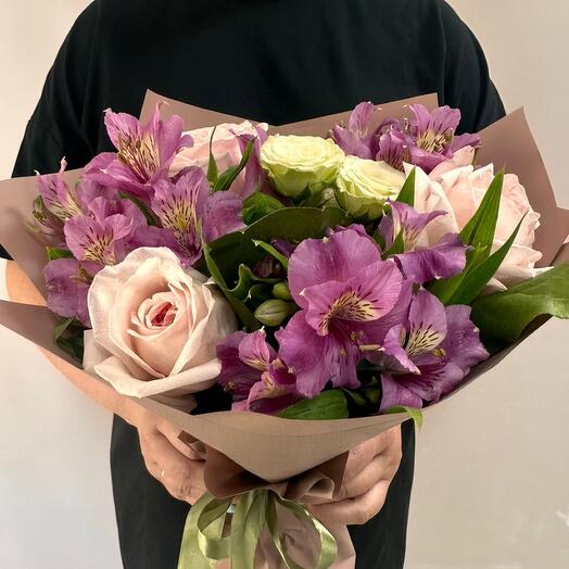 Классика из роз и альстромерии