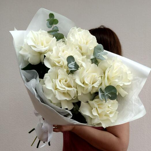 White bouquet of 7 French roses