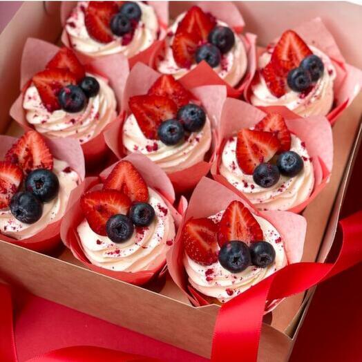 Набор ванильных капкейков с клубничной начинкой и с ягодами в подарок🎁 9 шт