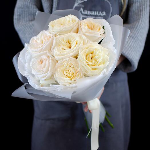 Delicado ramo blanco de 7 rosas de peonía