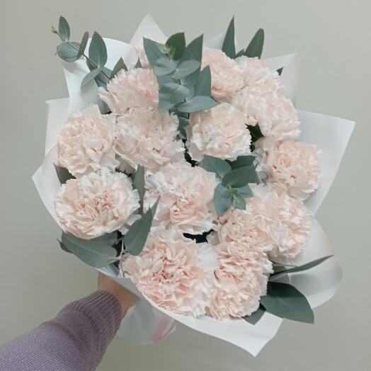 Букет из 15 диантусов Брют с эвкалиптом
