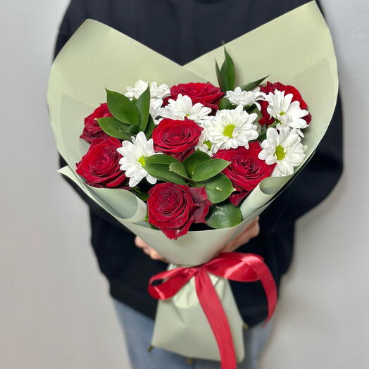 Красные розы и кустовая хризантема