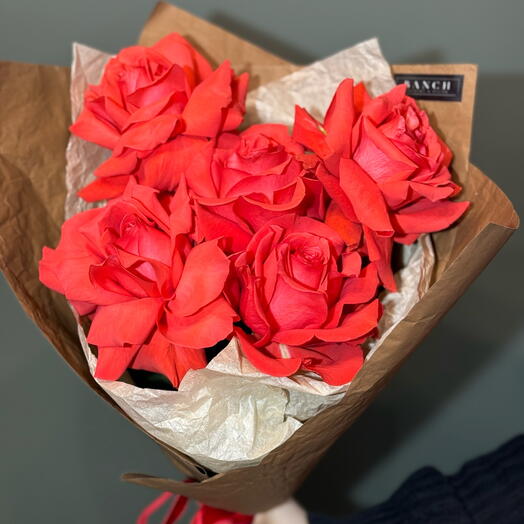 Красная французская роза в крафте