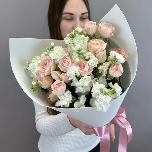 Букет из кустовых роз с маттиолой
