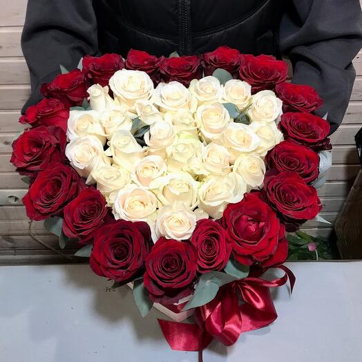 Сердце из красных и белых роз