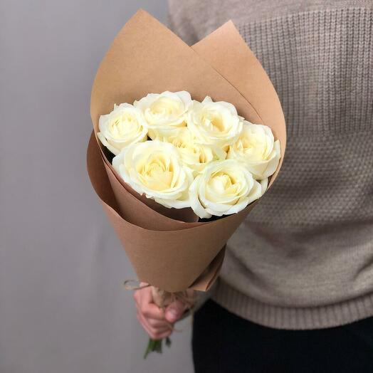 Rosas blancas en embalaje Kraft