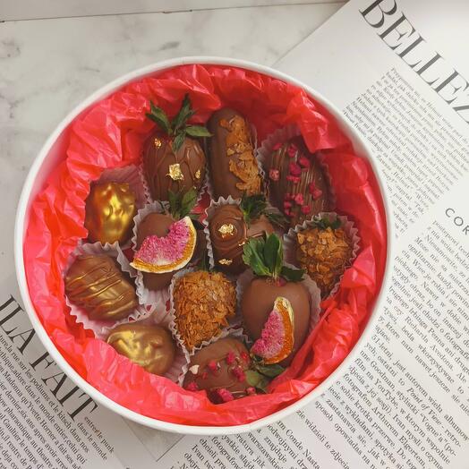 Клубника, финики, бананы в бельгийском шоколаде круглая коробка , 21 см