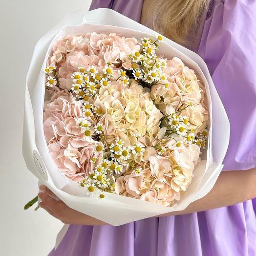 Букет «Летний вальс» из гортензий и ромашек 🤍🌼