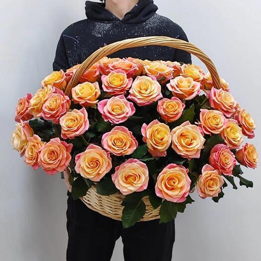 51 роза в корзине