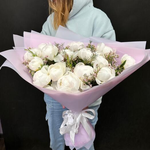 15 белых пионов с хамелациумом