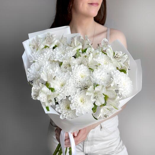 Нежный букет белая кустовая хризантема и альстромерия 6 шт маме