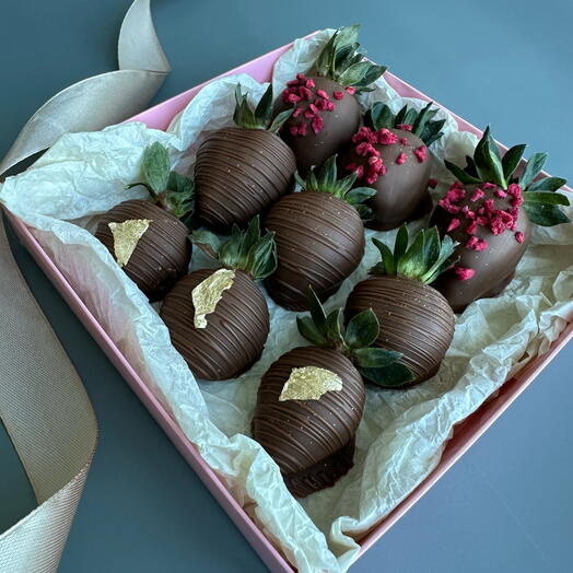 Strawberries in chocolate 9pcs/Клубника в шоколаде