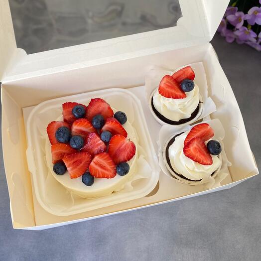 Pastel de Bento y dos cupcakes baya boom