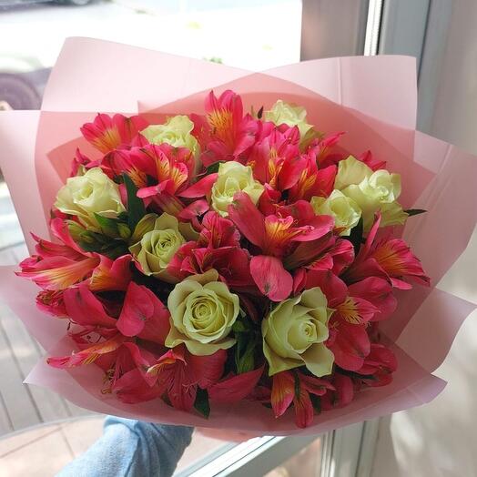 Букет из белых роз и ярких альстромерий