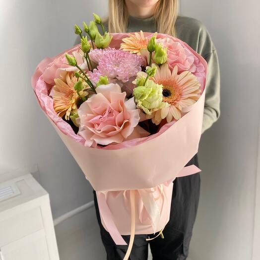 Нежно-розовый букет из французских роз,хризантемы,герберы и эустомы