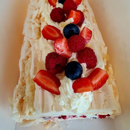 Rollo de merengue con bayas