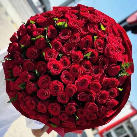 Букет алых роз 121 шт