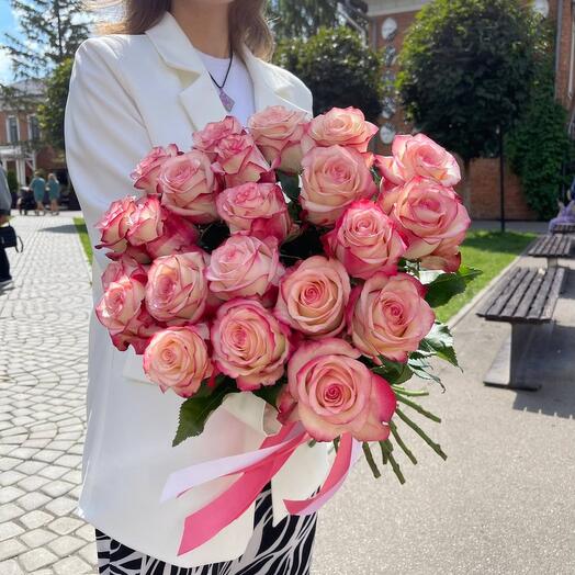 Букет из 25 бело-розовых роз