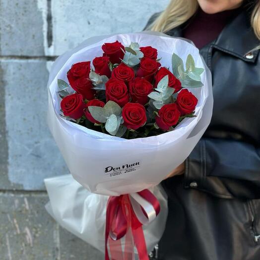 Классический букет из 15 красных роз с добавлением ароматного эвкалипта