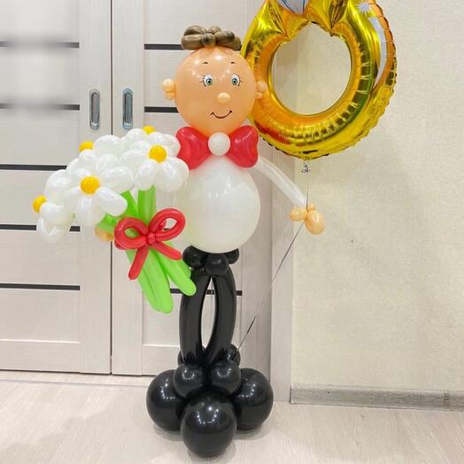 Влюбленный парень с букетом ромашек