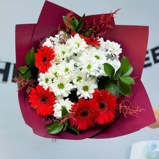Цветы белые ромашки с герберами в букете