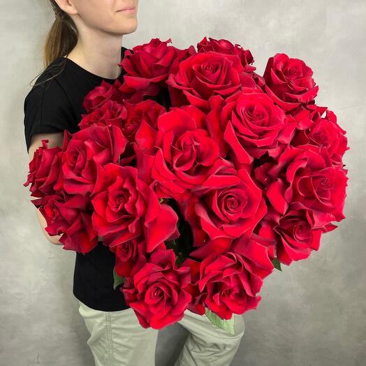Большой букет французских бордовых роз Эксплорер