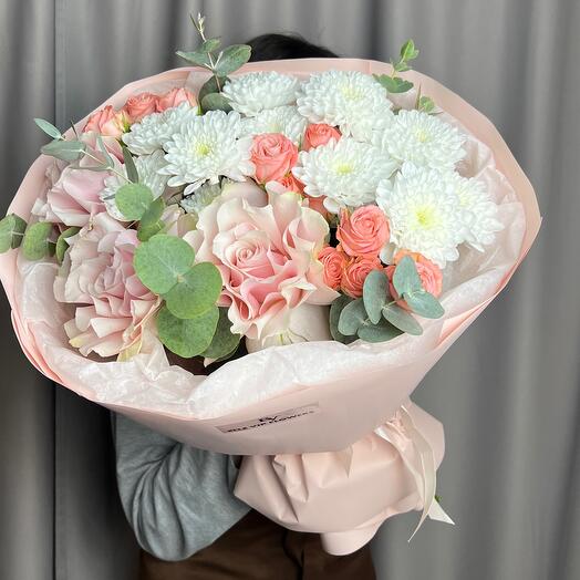 Ramo de autor con rosas francesas y rosas de arbusto peoniforme, crisantemos