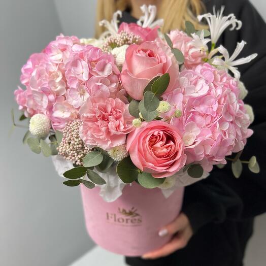 Pink hydrangeas with peony-shaped roses and chrysanthemum in a box