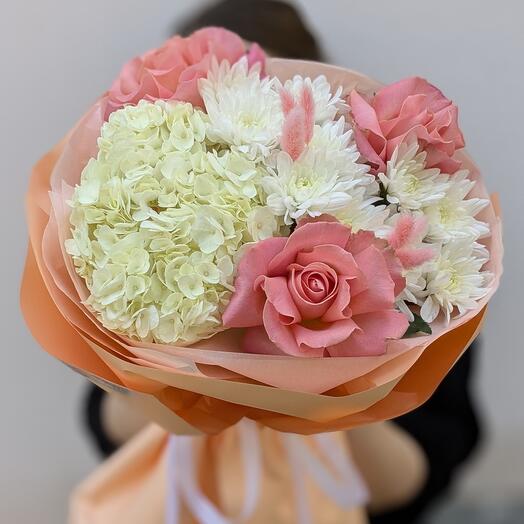 Букет с гортензией и розами "Персиковый коктейль"