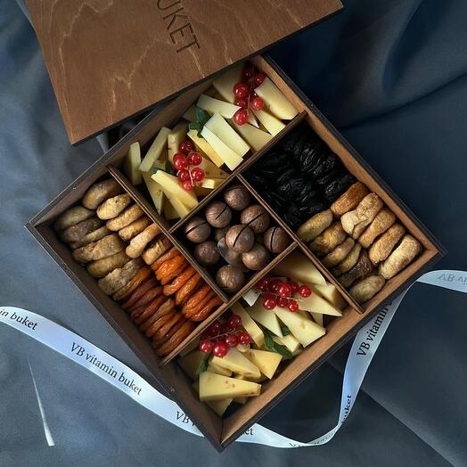 Бокс из сухофруктов с сыром