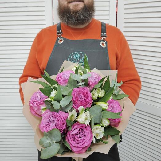 Пионовидные розы с эвкалиптом и альстромерией