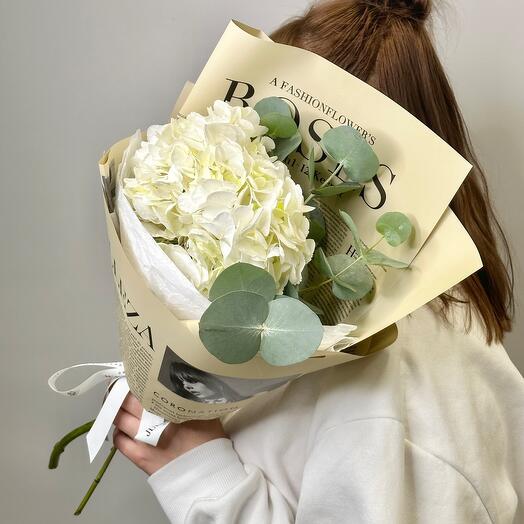 Монобукет из белой гортензии с эвкалиптом