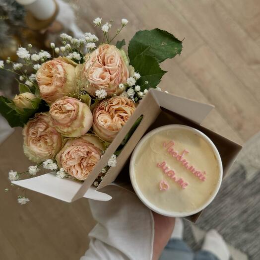 Цветы в коробке +cake to go на 8 марта маме