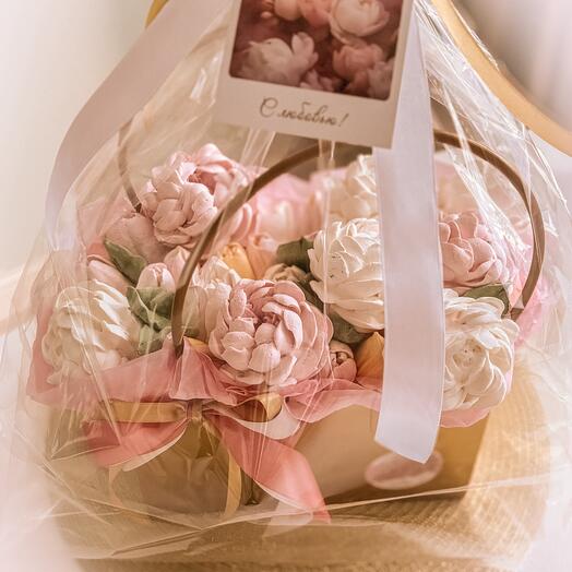 Букет зефирных пионов в сумочке